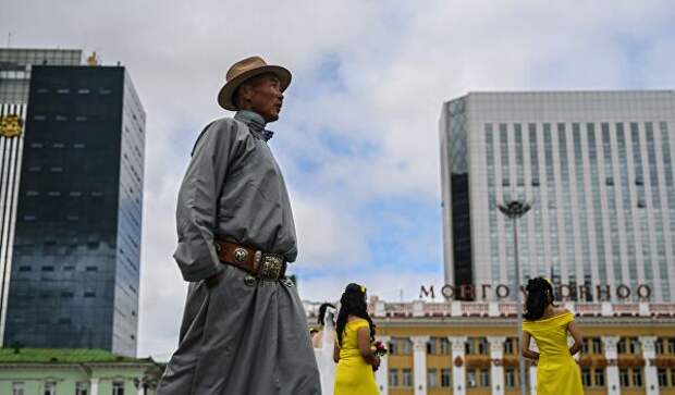 Прохожий на площади Чингисхана в Улан-Баторе