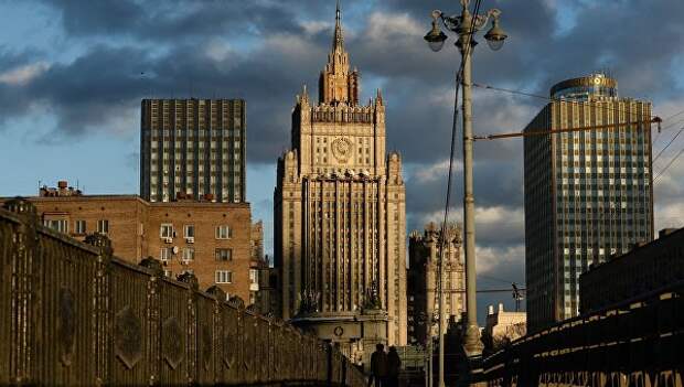 Вид на здание Министерства иностранных дел Российской Федерации с Бородинского моста в Москве. Архивное фото