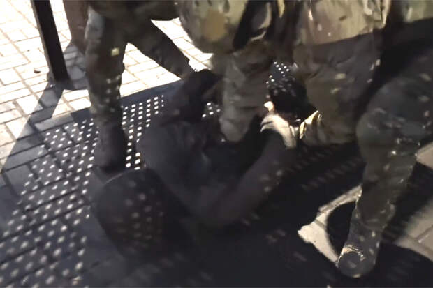 Трое наблюдавших за российскими военными граждан попали под следствие