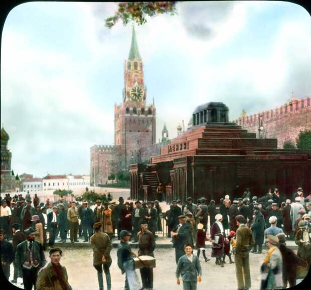 Москва. Красная площадь, толпы в Мавзолей Ленина