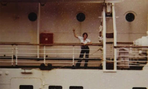 В 1979 году официантка сбежала с советского круизного лайнера через иллюминатор. Выпрыгнула и 40 минут плыла до Австралии