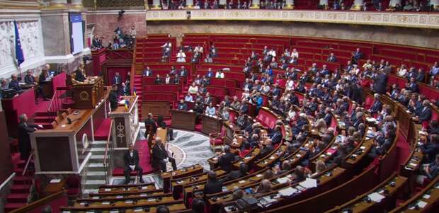 Зеленский во Франции устроил «дякую-шоу» с угрозами перед полупустым парламентом