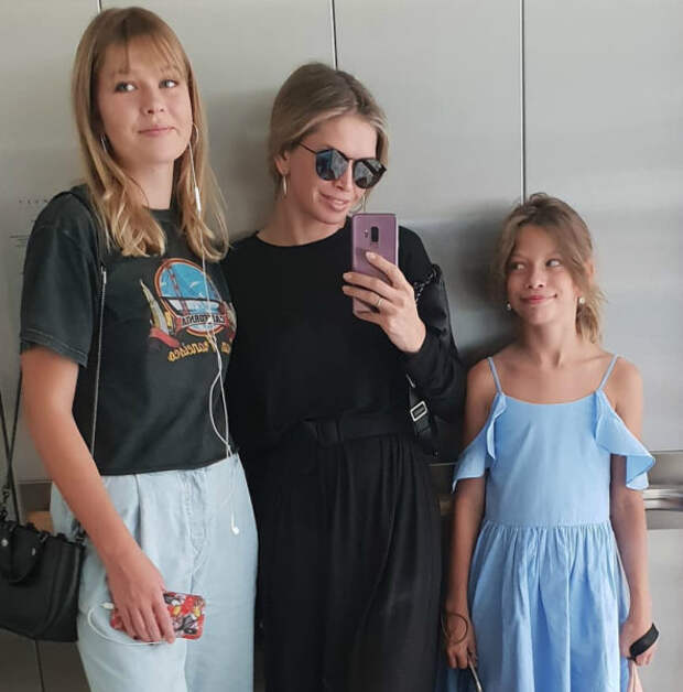 Вера Брежнева с дочками