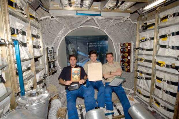 Экипаж МКС доставил на орбиту рукописи Жюля Верна./Фото: cdn4.wn.com