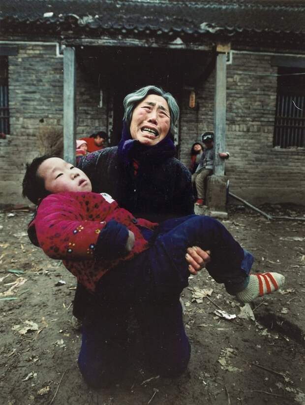 Женщина держит на руках своего смертельно больного внука ynews, власти, китай, новости, социальные проблемы, фото, фотограф, хроника