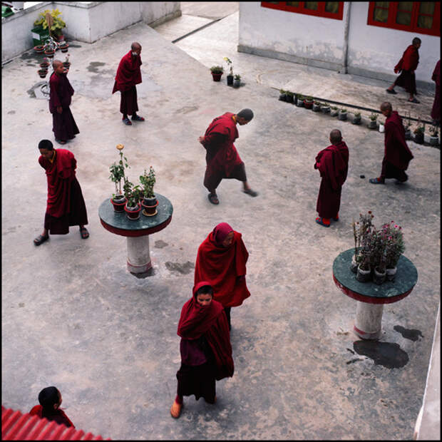 В основном в Гималаях исповедуют буддизм, и молодые монахи не прочь поиграть в футбег на переменах между занятиями в монастыре.