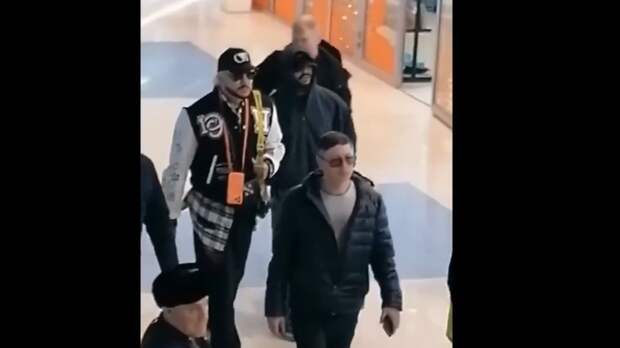 Певец Филипп Киркоров закурил прямо в здании аэропорта Барнаула