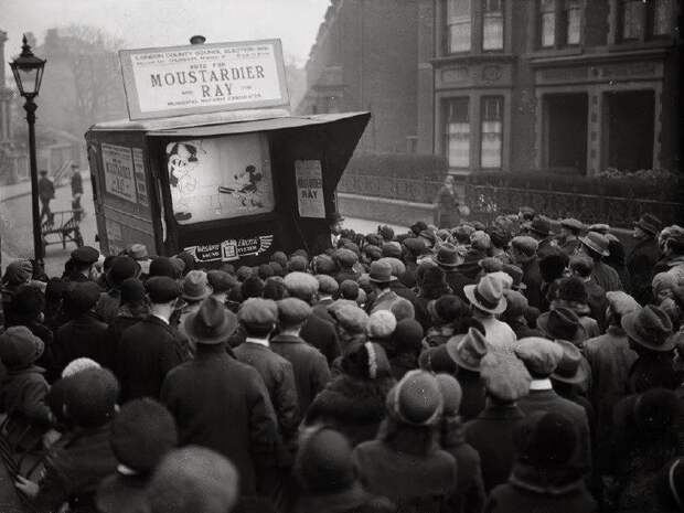 10. Показ мультика про Микки Мауса на маленьком экране в Лондоне в 1923 году. Этот показ был частью рекламной компании сэра W. Ray на выборах в окружной совет Лондона архивы, интересно, исторические фото, старые фото, фото
