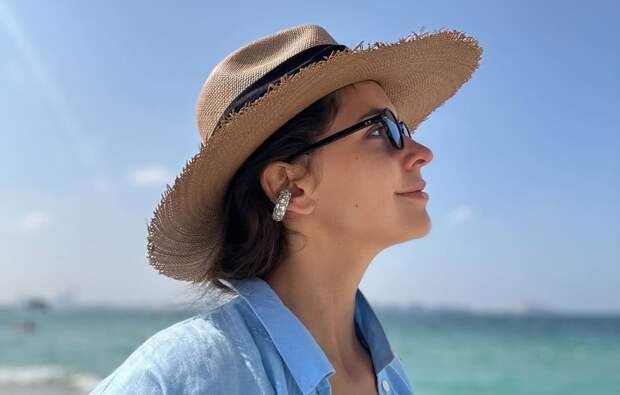 Актриса Лиза Моряк в купальнике с глубоким декольте снялась в Дубае