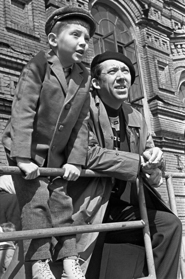 Юрий Никулин с сыном Максимом на Красной площади. 4 мая 1963 года. история, никулин, фото