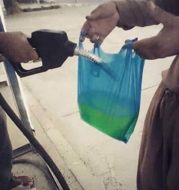 Наливает бензин в пакет