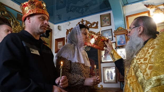 Алтайский священник провел обряд венчания для двух пар в барнаульской колонии