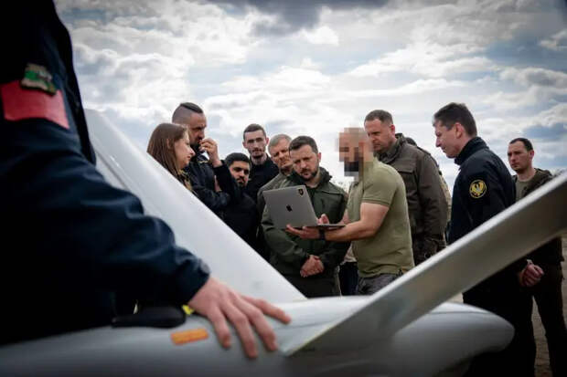 Зеленскому показали украинский аналог российского барражирующего боеприпаса «Ланцет»