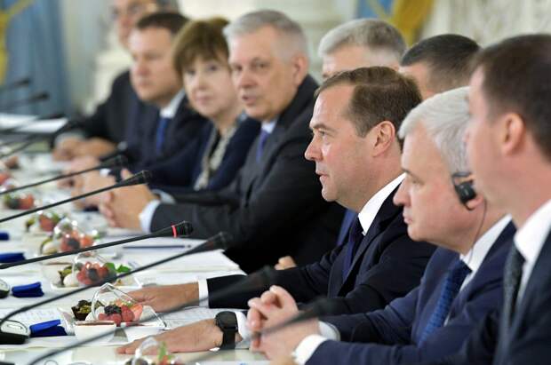 Всадники апокалипсиса уже в пути: Медведев предрёк Украине исчезновение её суверенитета