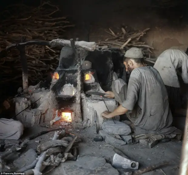 Мужчина сидит перед печкой, собираясь сделать очередной шедевр. Мужчина сидит перед печкой, собираясь сделать очередной шедевр.