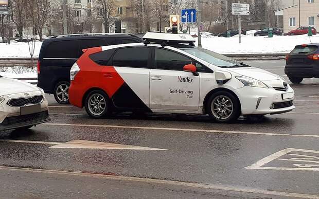 Машина на автопилоте пересекла сплошную: кто будет за это отвечать?