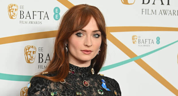 Актриса Софи Тернер показала фигуру в кожаной мини-юбке и жакете