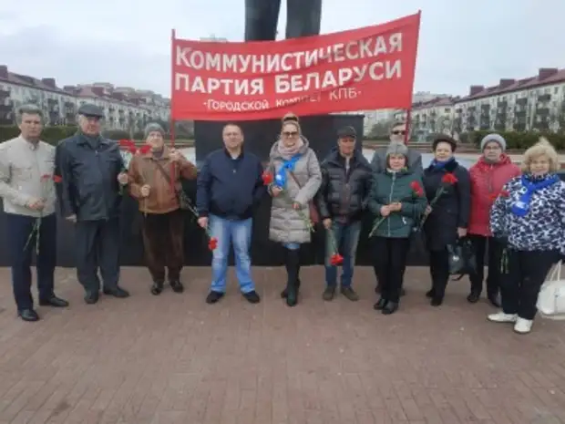 Возложение цветов к памятнику Ленину.