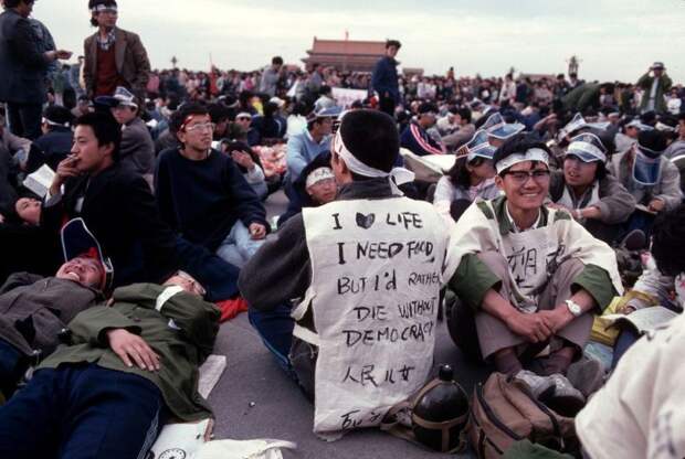 Одна из самых знаменитых фотографий протеста на Тяньаньмэнь-1989. А ведь с обеих сторон противостояния стоят фактически ровесники: студенты и солдаты.-14