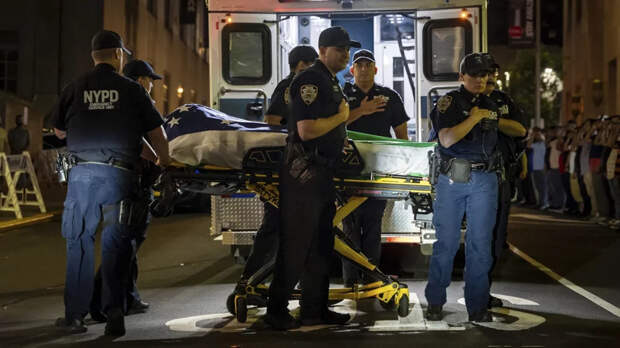 Мужчина открыл стрельбу в центре Нью-Йорка, пять человек погибли