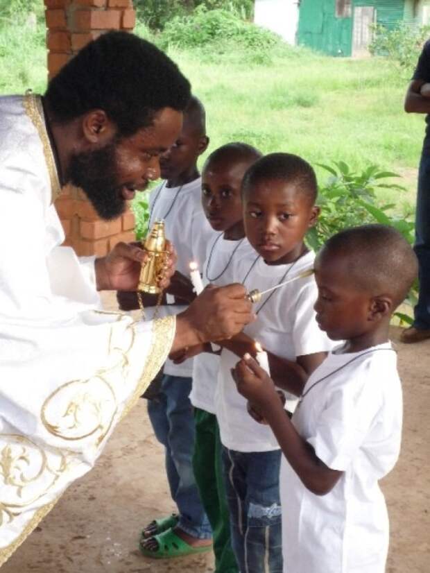 Крещение малышей в Долизи (Конго). /Фото:orthodox-congo.com Крещение малышей в Долизи (Конго). /Фото:orthodox-congo.com