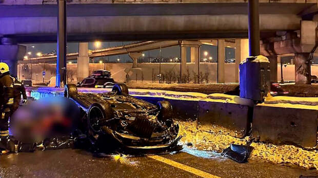 Машина свалилась с эстакады: два человека погибли в ДТП на севере Москвы