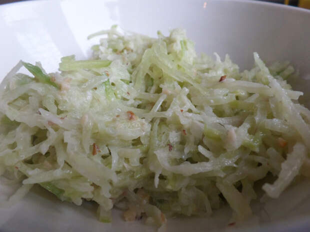 Рецепт на выходные: Салат из зелёной редьки с орехами