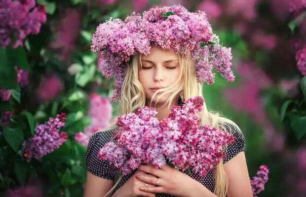 Девушки и цветы - что может быть прекраснее?