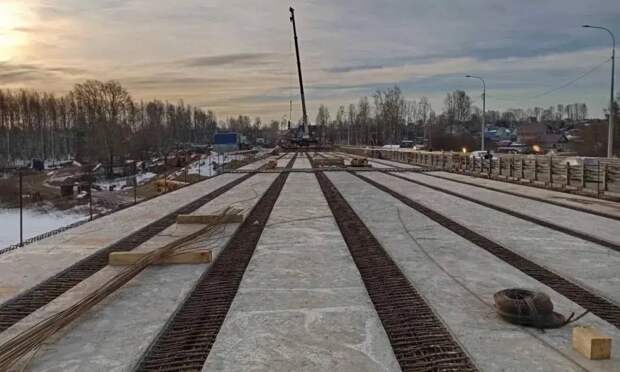 На мосту через реку Вель смонтировали балки между промежуточными опорами: готовность объекта — почти 60%