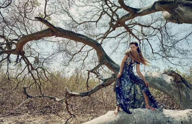 Кармен Касс в жаркой июльской фотосессии Vogue