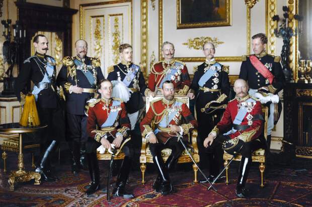 Перечислим их слева-направо: стоят король Норвегии Хокон VII, царь Болгарии Фердинанд I, король Португалии Мануэл II, германский император и король Пруссии Вильгельм II, король Греции Георг I и король Бельгии Альберт I. Сидят короли: Испании – Альфонсо XIII, Великобритании и Ирландии – Георг V, Дании – Фредерик VIII.  