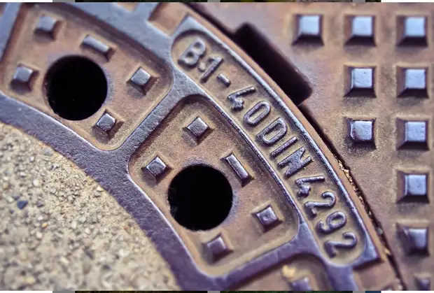 Опасный люк на Покровской улице привели в порядок