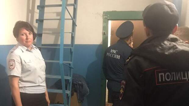 В Оренбурге мужчина захватил ребенка и заперся в квартире на Чкалова
