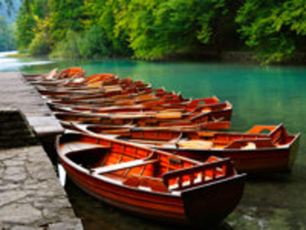 Клуб путешествий Павла Аксенова. Хорватия. Boats in the national park Plitvice, Croatia. Фото WDGPhoto - Depositphotos