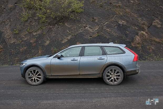 14-volvo-v90-cross-country.jpg