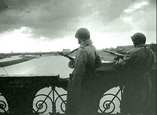 25. Советские солдаты смотрят через реку Одер в сторону Берлина. Март 1945 г. Великая Отечественная война, берлин, война, история, фотографии