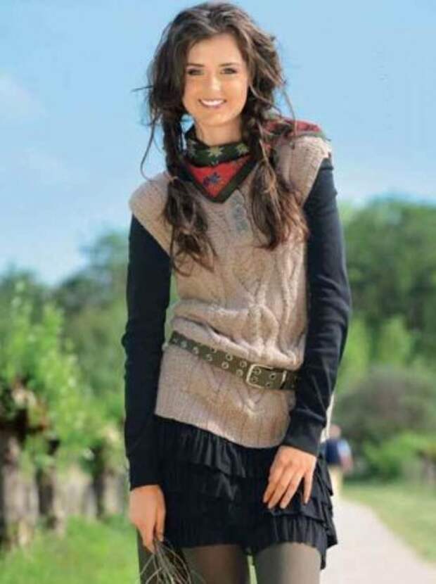 Бежевая безрукавка с косами