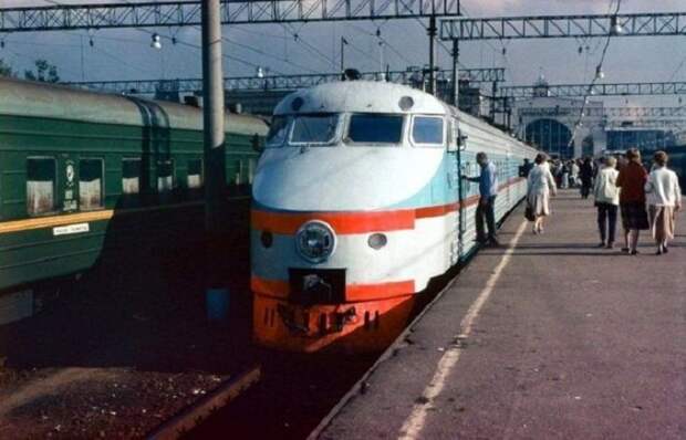 Советский скоростной электропоезд на Ленинградском вокзале в Москве в 1988 году.