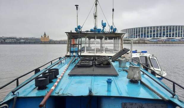 Назван владелец судна, из которого вытекла нефть в Нижнем Новгороде