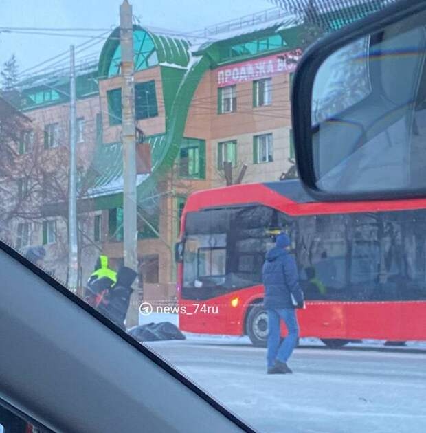 В Челябинске 51-летняя водитель троллейбуса сбила переходящую через дорогу женщину