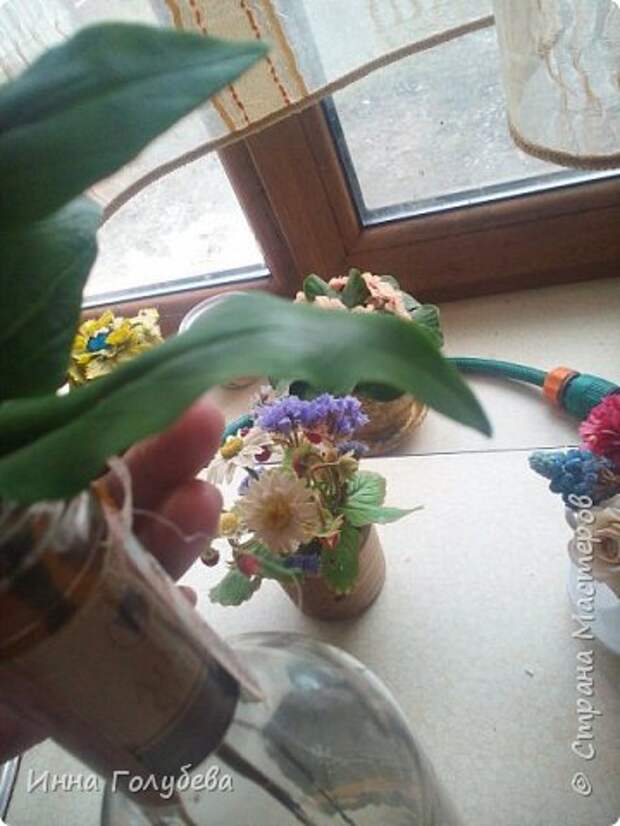 Девочки,по многочисленным просьбам))) Может ничего нового и не открою,но надеюсь кому-то и пригодится. Фарфор готовлю в микроволнвке.Состав:дисперсия пластифицированная полстакана+клей пва полстакана+ст.л.глицерина+ст.л вазелиного масла+ст. л детского масла джонсонс беби+ч.л лимонной кислоты.Сначало все это перемешали и добавляем стакан кукурузного крахиала,все тщательно перемешать.А потом в микроволновке,сначало 2раза по 40сек,затем по 30 сек,каждый раз тщательно перемешиваем фарфор,я всегда смотрю и время доваривания регулирую по состоянию фарфора.Так как использую дисперсию(в ней много пластификатора)здесь главное не переварить,а то зарезиниться.Варю до состояния легкой липкости,потом смазываю руки кремом и вымешиваю,липкость уходит,фарфор становиться однородным и одновременно мягким и упругим.Этот фарфор лвчше немного недоварить,я если недовариваю,то потом беру кусочек,который мне нужен для работы и подсушиваю его феном.При работе он достаочно долго не сохнет,чтобы торопиться с лепкой,в готовом изделии за сутки высыхает.Готовые цветочки не хрупкие,даже немного лепесточки гнутся(в теплом и влажном помещении так будет всегда).Если что -то непонятно,спрашивайте.Удачи вам! Дальше немного подробнее буду описывать. Фото ингридиентов в самом низу. фото 22