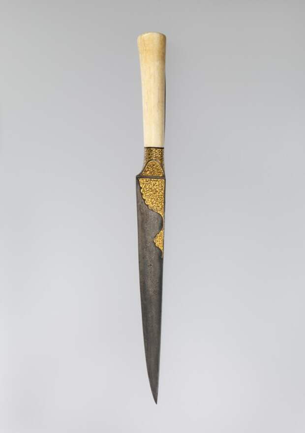 Металлический нож с рукояткой из слоновой кости. /Фото: postnauka.ru