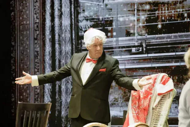 Михаил Ефремов и Анна Михалкова в спектакле 