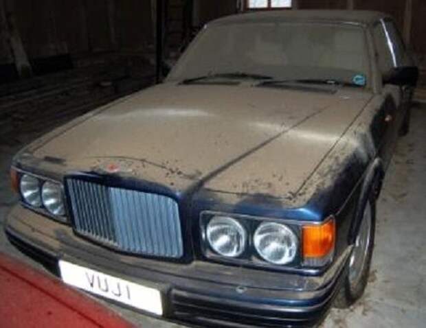 Еще один заброшенный гараж (16 фото)