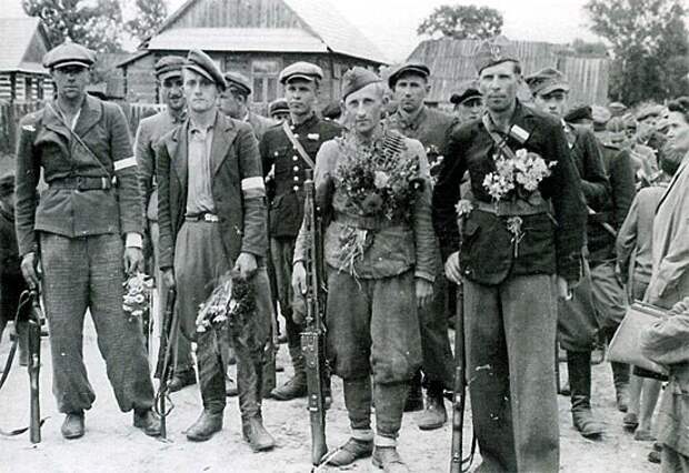 Солдаты АК летом 1944 года