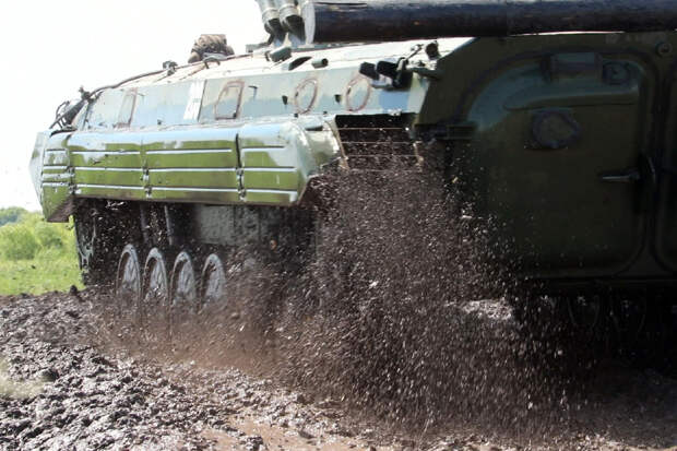 В Амурской области военнослужащие ВВО преодолевают препятствия на БМП-2