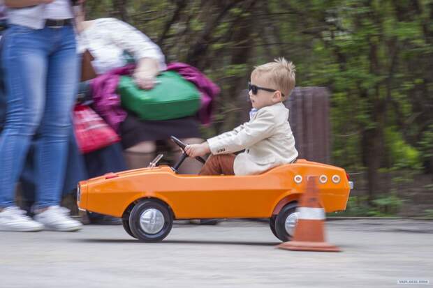 Машина для первого раза. Машина с педалями для детей. Педальная машина Радуга. Детский автомобиль Радуга. Печальная машина Радуга.