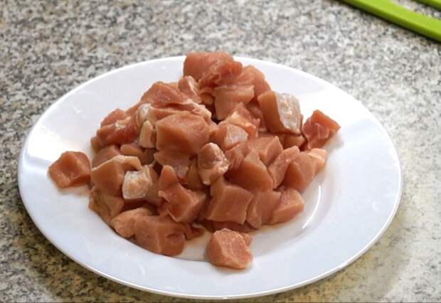 Свинину нарезаем кубиками 1,5-2 см гречка, еда, каша, кулинария, кулинарное шоу, рецепт
