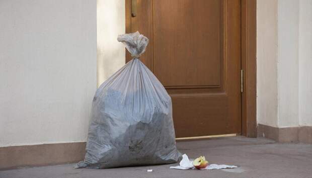 За мусор у двери жильцы будут платить штраф в размере 15 тысяч рублей