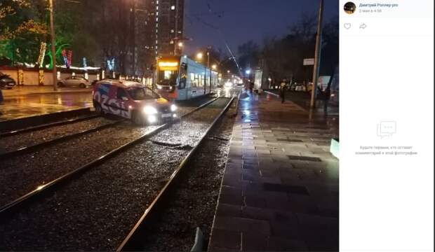 Автоледи остановила движение трамваев на Авиационной